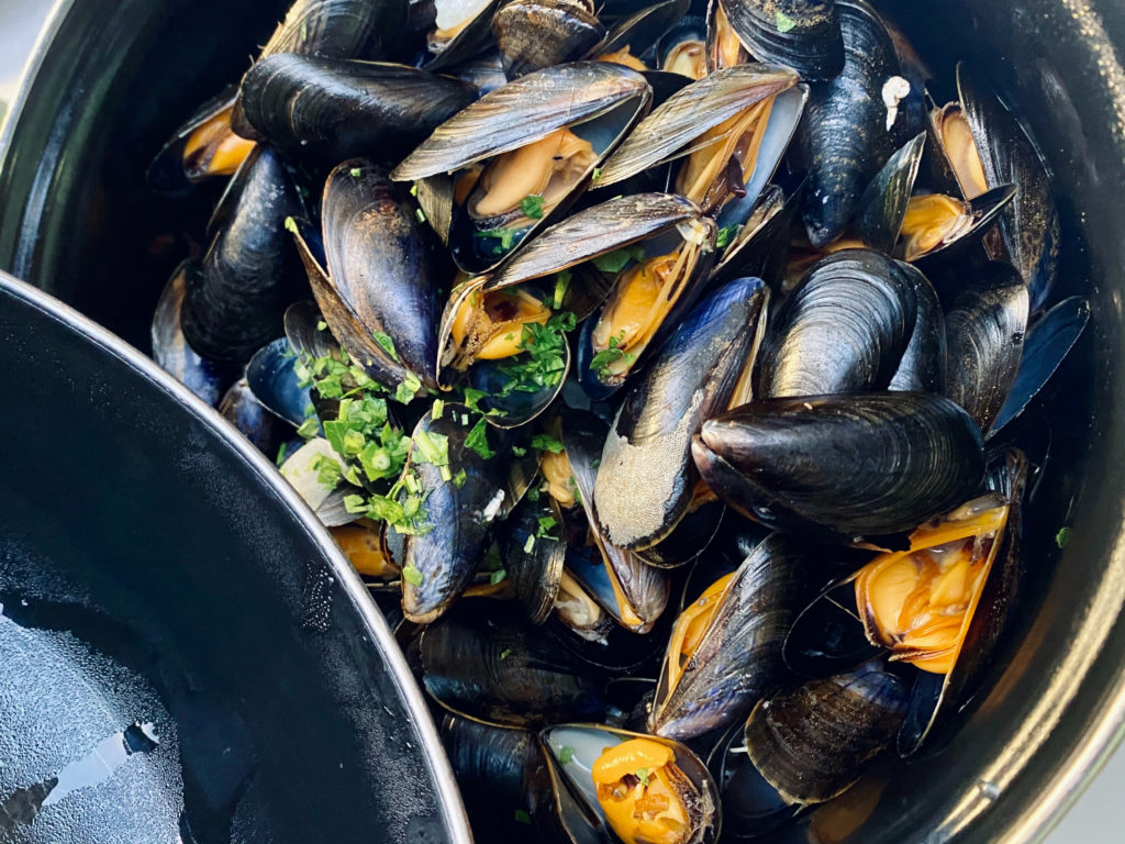 Plat de moules marinières.